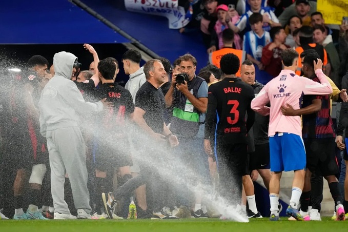 Niềm vui của Barca sau khi trận derby Catalunya kết thúc với chiến thắng 2-0 nghiêng về thầy trò HLV Flick