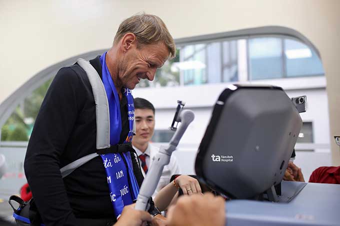 The Teddy Sheringham player experienced the R-Force-free recovery system. Photo: Tam Anh General Hospital