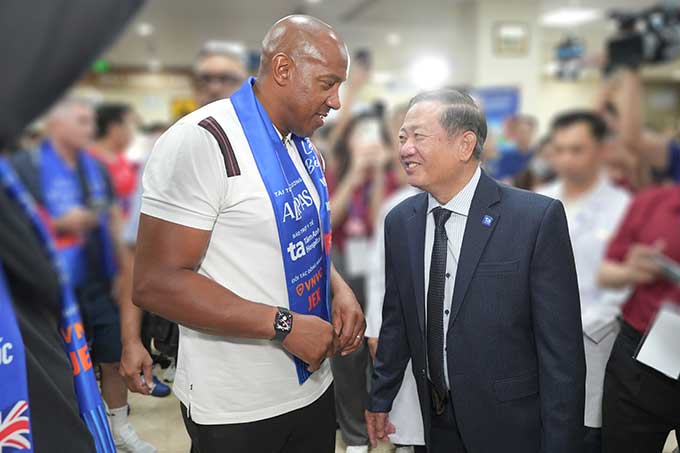 Legend of Dblin talks with Assoc.Prof.Dr. Photo: Tam Anh General Hospital