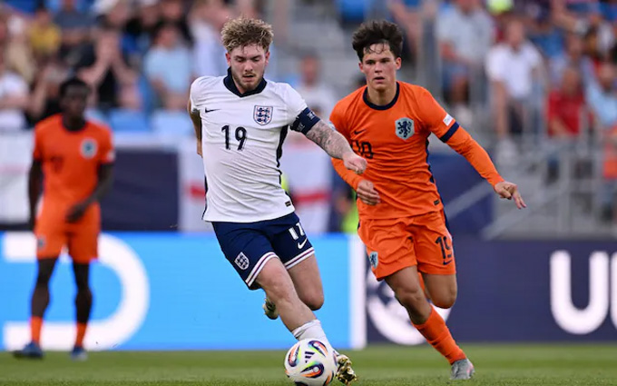 Elliott (white shirt) is playing explosive in U21 shirt