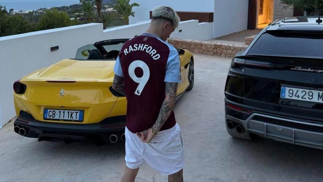 Garnacho posted a photo wearing a Aston Villa shirt with number 9 and the name Rashford, as if Rashford was "My core brothers"