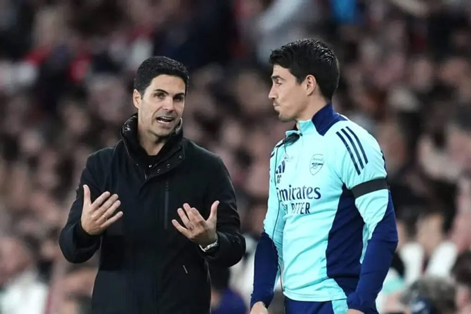 Arteta will break up with assistant Carlos Cuesta (right)
