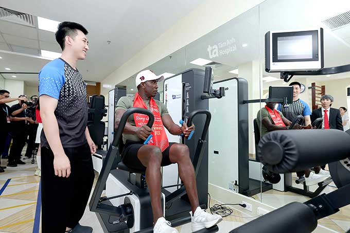 Dwight Yorke's player was tested for muscle strength with a system of training equipment and assessment of muscle power compass 600. Photo: Tam Anh General Hospital