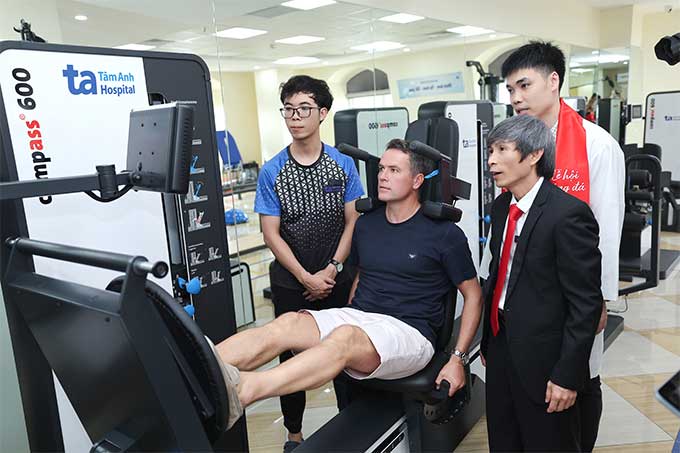 Legendary Michael Owen experiences the system of training equipment and assessment of muscle power compass 600. Photo: Tam Anh General Hospital
