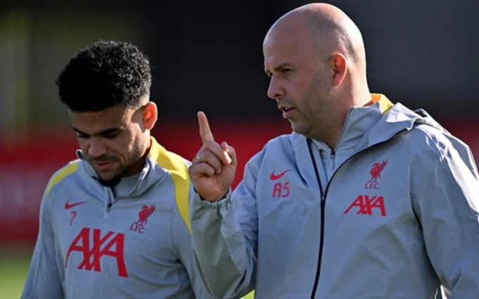 Coach Arne Slot (right) always considered Luis Diaz as an important link in Liverpool's play