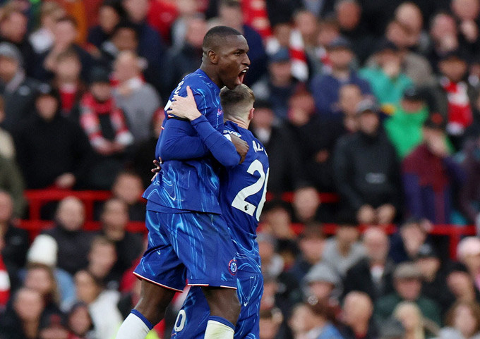 Chelsea love to buy attackers