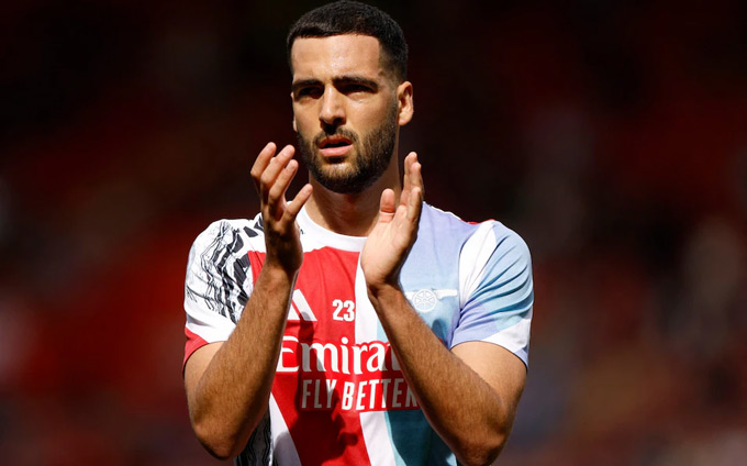 Arsenal bought a pair of social midfielders, with Merino as the first name