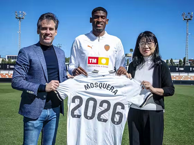 Beloved by coach Ruben Baraja, Mosquera played very well and extended the contract with Valencia