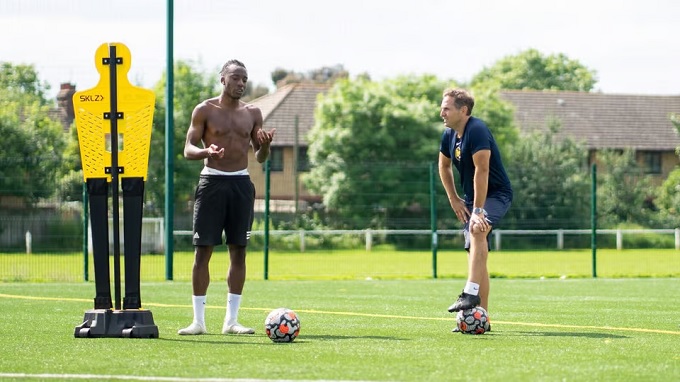 Madueke practices with personal coach Saul Issson-Hurst