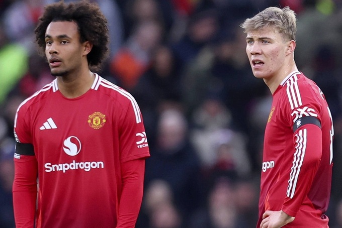 But coach Ruben Amorim will still have to use Rasmus Hojlund (right) or Joshua Zirkzee (left) in the role "Number 9"