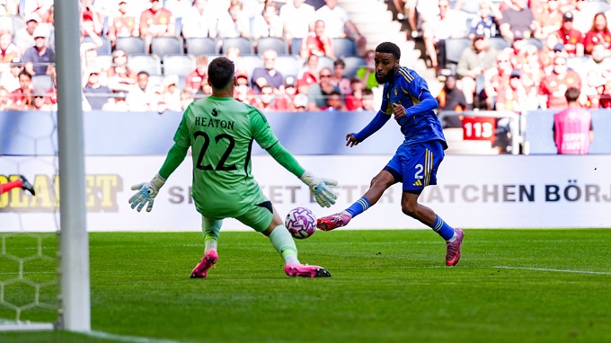 Tom Heaton blocked the close phase of the city of Jayden Bogle 