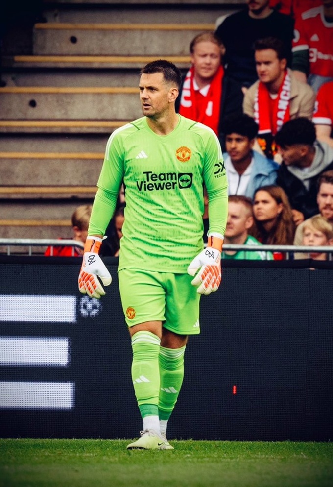 Tom Heaton has just renewed the contract with MU until 2026