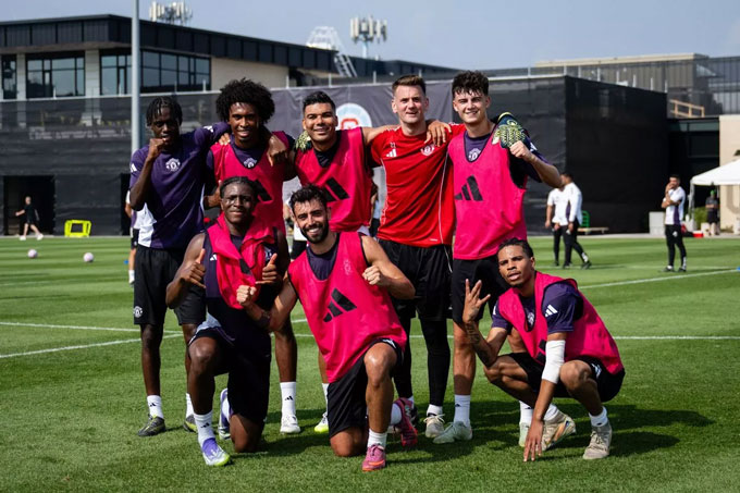 The players who won the match were allowed to take photos posted on MXH