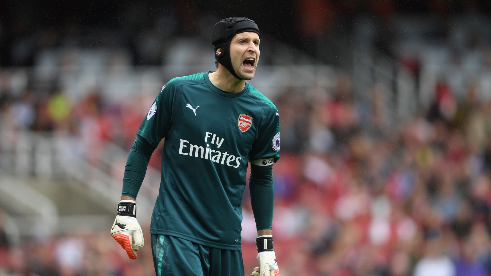 10 years ago, Arsenal also bought goalkeeper Petr Cech of Chelsea for £ 10 million