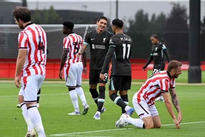 Liverpool (black shirt) has overwhelmed Stoke City 5 goals