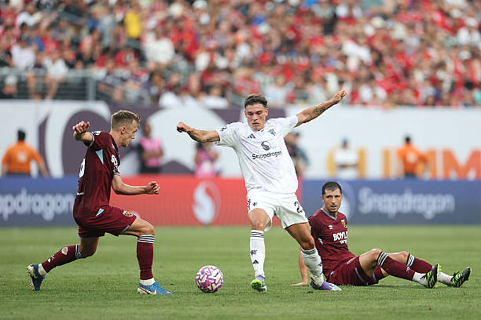 Ugarte has a good performance against West Ham