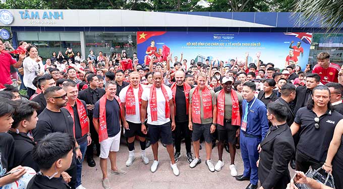  The Legendary Red Man player was warmly welcomed at Tam Anh General Hospital in Hanoi on the afternoon of June 29. Photo: Tam Anh General Hospital