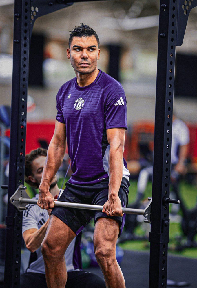 Casemiro shows off her muscular body when the army is with MU