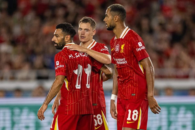 Florian Wirtz and Mohamed Salah are trying to find a common voice on the attack