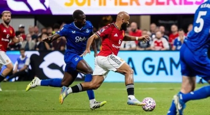 Mbeumo spreads between the Everton players