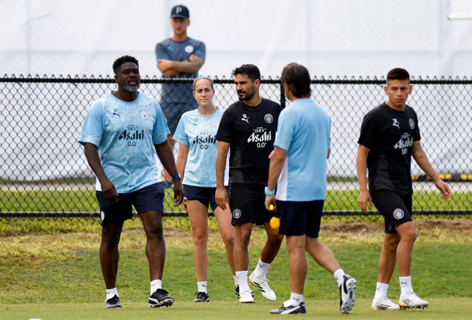 Toure assistant (left and left) directly directs the players on the training ground