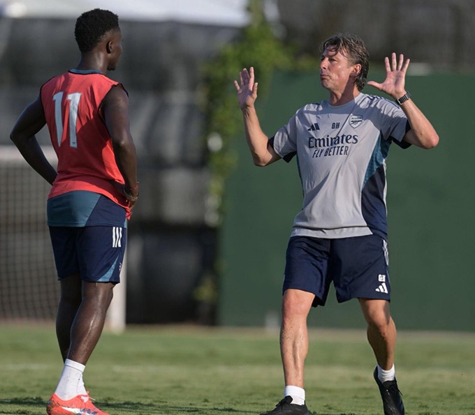 Gabriel Heinze directly directs Arsenal's training sessions.