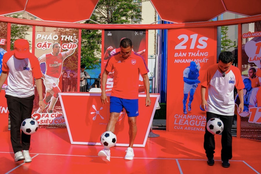 Gilberto Silva and Tien Linh and Do Kim Phuc participated in the ball challenge