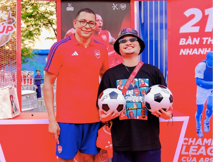 Gilberto Silva signed the ball to fans in fanmeeting