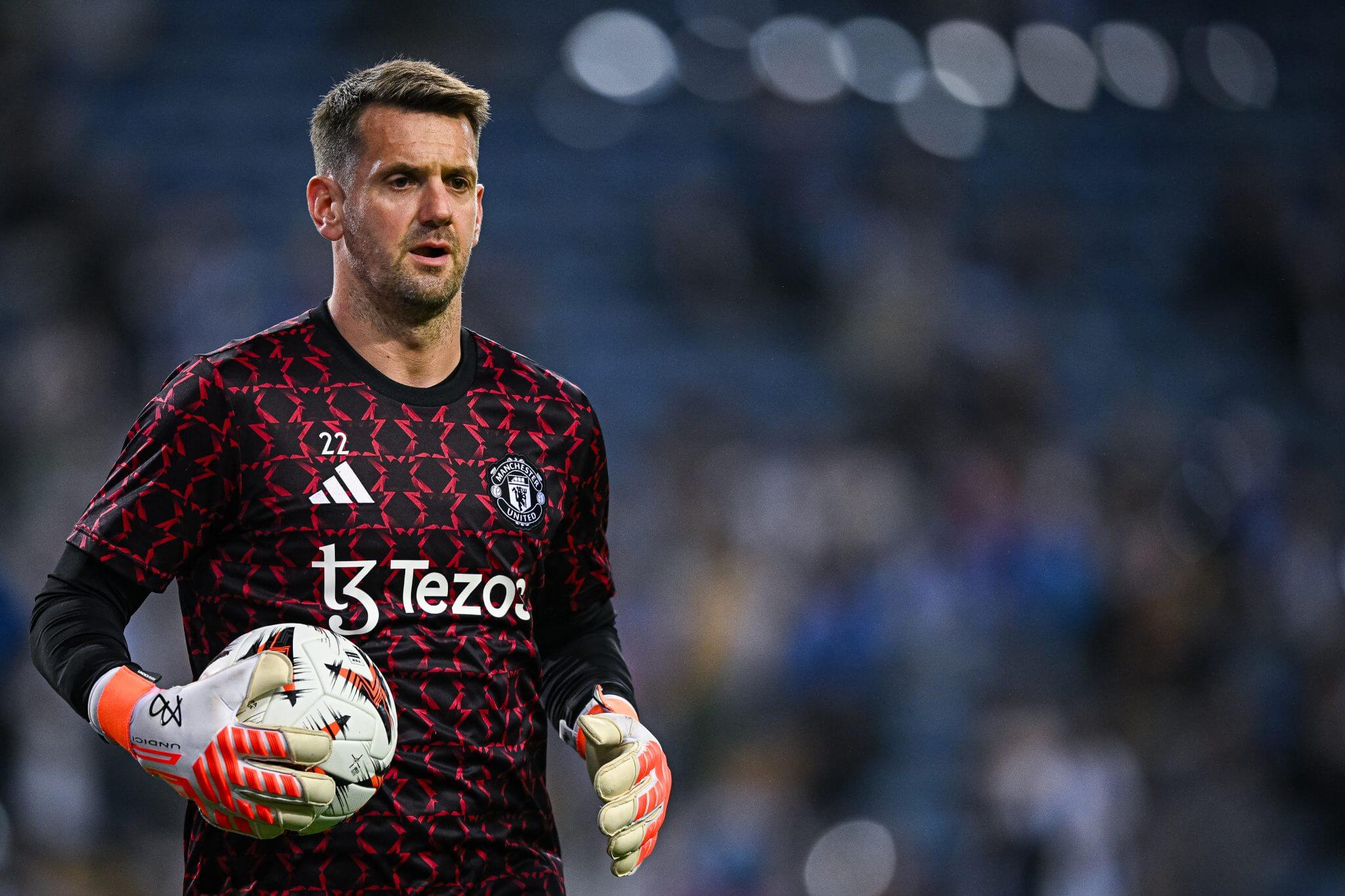 Heaton Park, which has welcomed about 300,000 people in 5 monumental concerts of Oasis, must be named after MU's goalkeeper Tom Heaton? 
