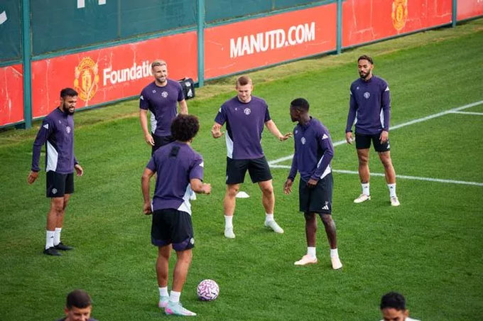 MU players are quite happy during the trip