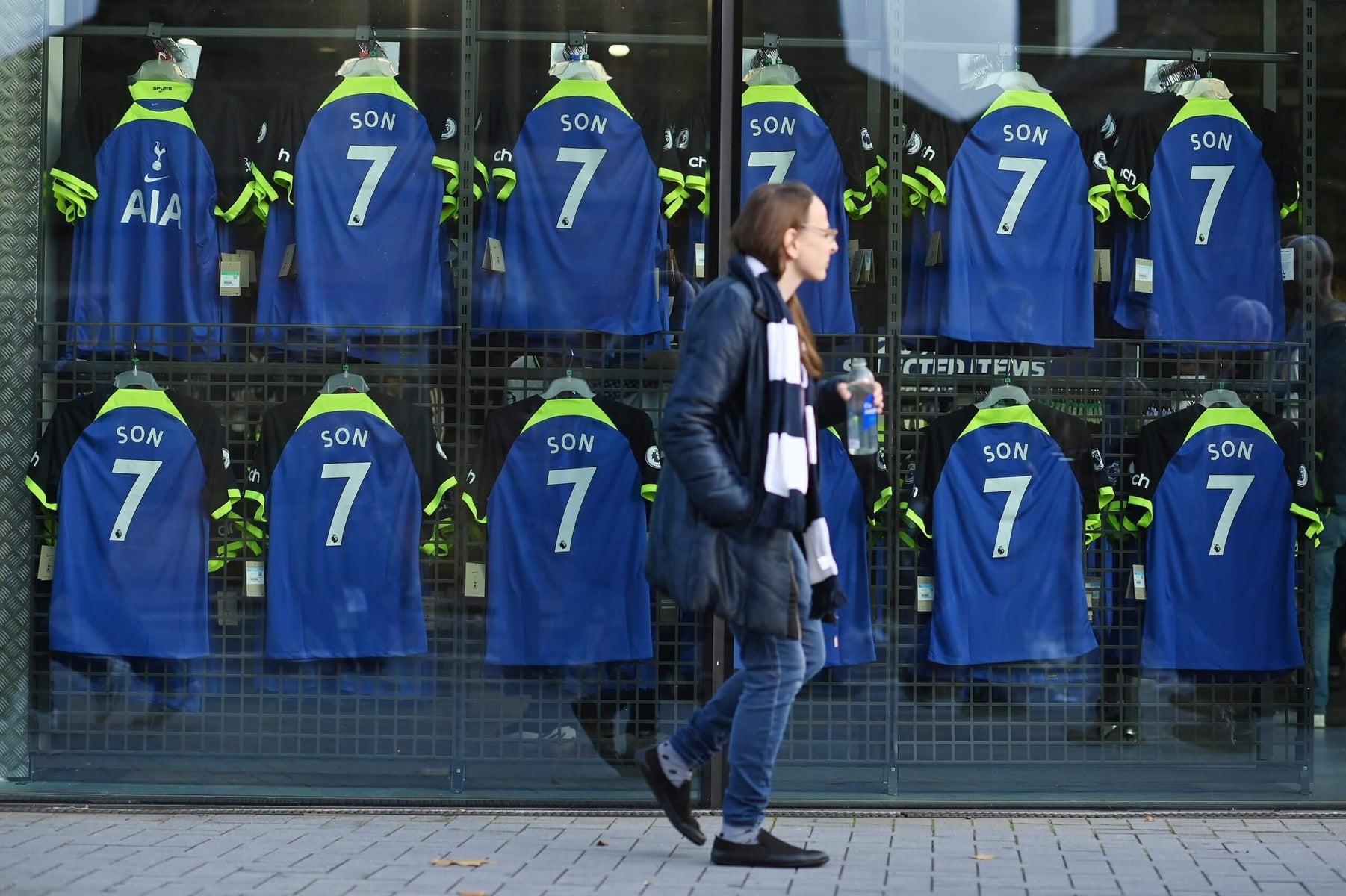 700 lipstick shirts are sold during the competition days - the most of the Spurs players