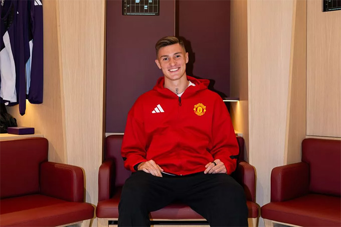 The teammates all welcome Sesko to MU