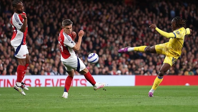 Eze (yellow shirt) has made many difficulties for Arsenal's defense system last season