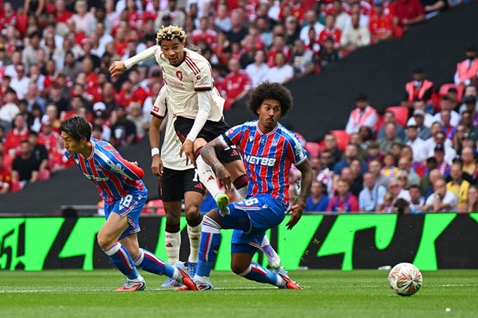 Hugo Ekitike opened the score against Crystal Palace