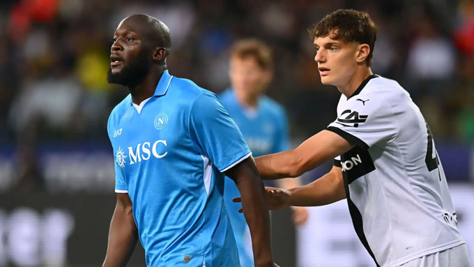 Leoni accompanied Lukaku in a match
