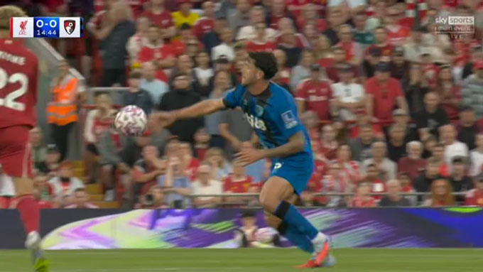 Senesi deliberately played by hand quite clearly