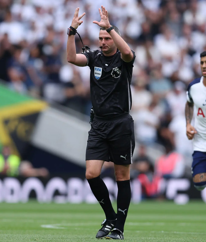 Oliver referee signaled 8 seconds