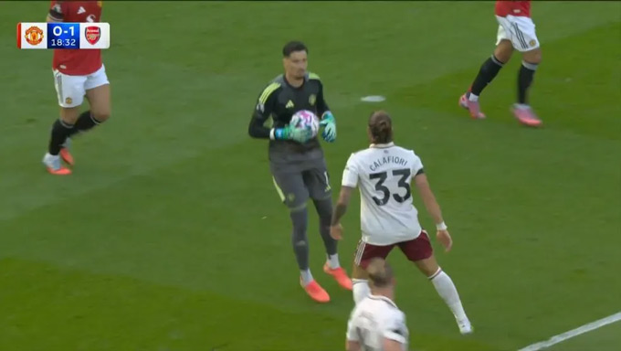 Calafiori stands in front of the goalkeeper Bayindir