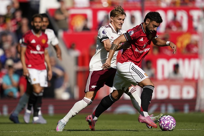 Bruno Fernandes fights with Martin Odegaard in the match between MU and Arsenal