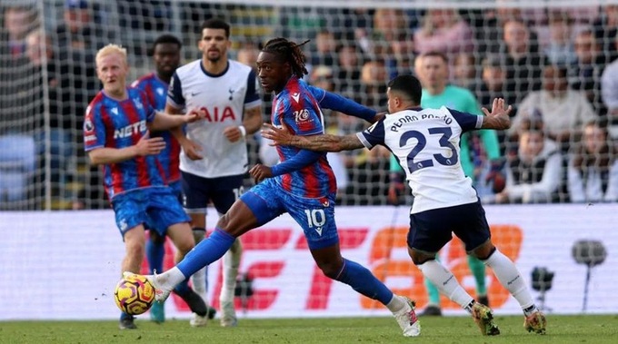 Eze (No. 10) spread to the Tottenham defense last season