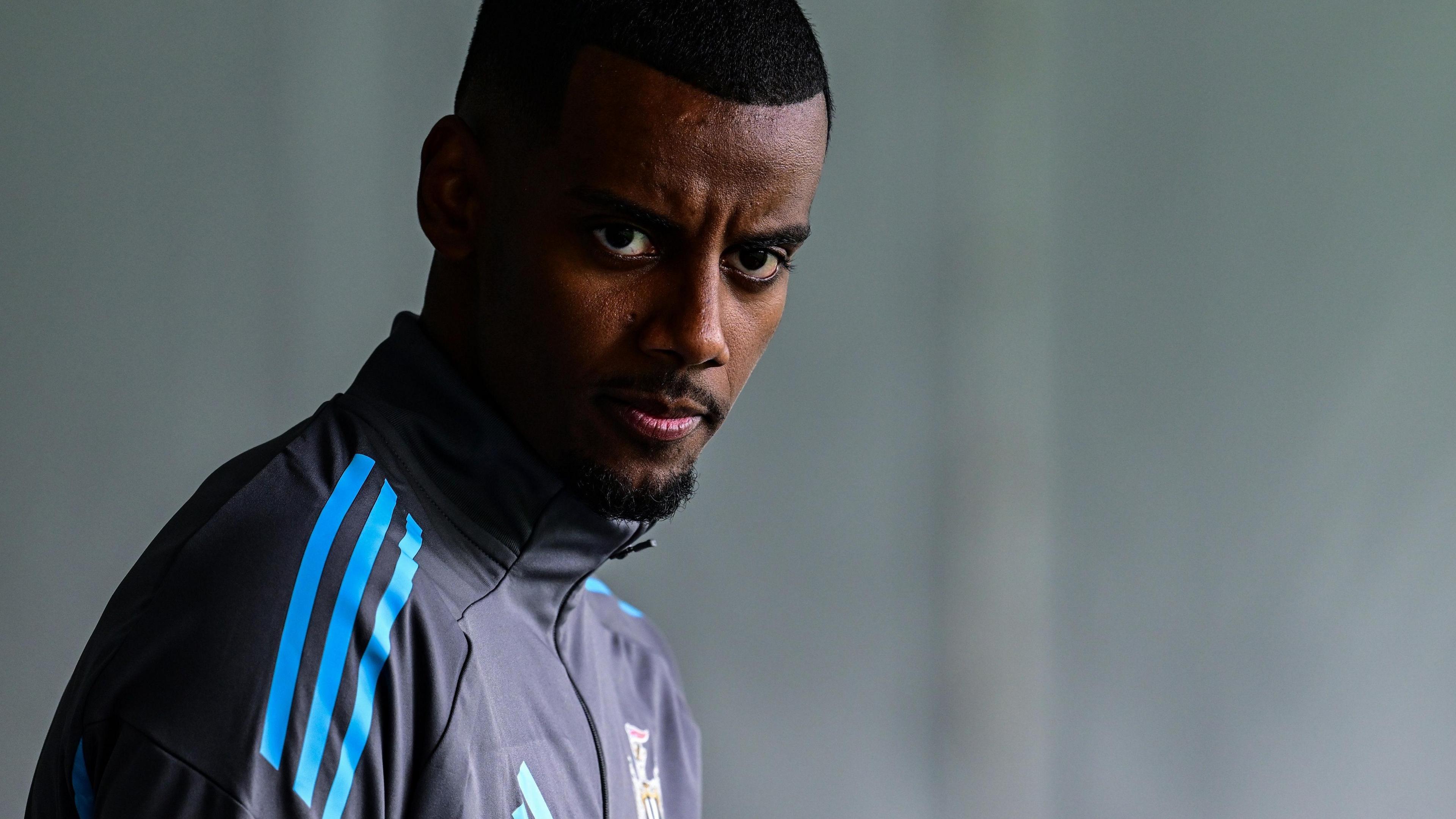 Alexander Isak still does not know his future before the opening match of the Premier League 2025/26 against Aston Villa 