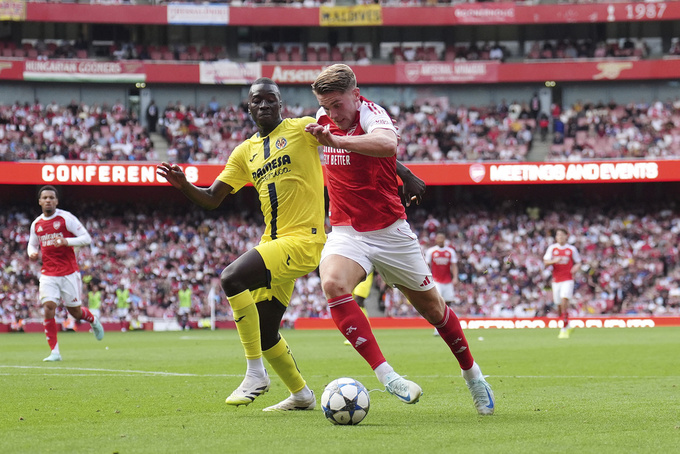 Rookie Viktor Gyokeres (right) disappointed in Arsenal's 2-3 defeat to Villarreal