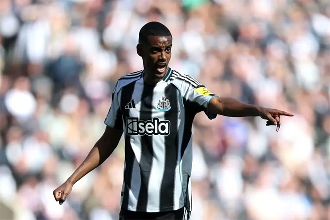 Isak has returned to England to practice at Newcastle's training center